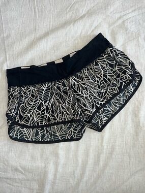 Lululemon Women's Speed Up Shorts Low Rise Size 8 Black White Print Running